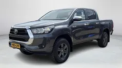 Ash grey metallic grijs Nieuw 2024 Toyota HiLux Premium Pickup | € 44.945 (Goede deal)
