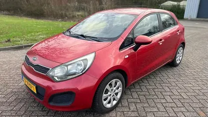 Rood Occasion 2012 Kia Rio Hatchback | € 3.899 (Eerlijke prijs)