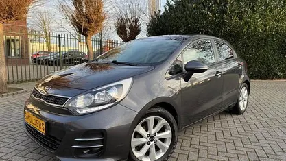 Grijs Gebruikt 2016 Kia Rio Hatchback | € 10.950 (Eerlijke prijs)