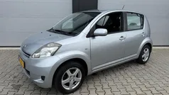 Grijs, metallic lak Gebruikt 2009 Daihatsu Sirion Hatchback | € 2.875 (Eerlijke prijs)