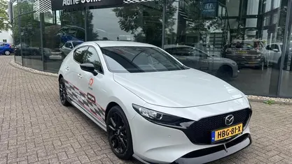 Ceramic metallic (47a) Occasion 2025 Mazda 3 Homura-Line Hatchback | € 32.839 (Eerlijke prijs)