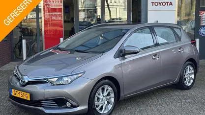Bruin Occasion 2015 Toyota Auris Hybrid Hatchback | € 13.839 (Eerlijke prijs)