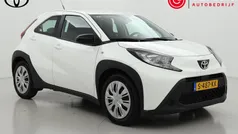 Wit Gebruikt 2023 Toyota Aygo Play Hatchback | € 19.499 (Eerlijke prijs)