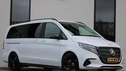 Wit (metallic) Occasion 2024 Mercedes V220 Night MPV | € 67.950 (Super prijs)