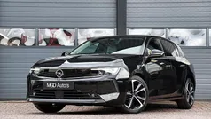 Zwart Gebruikt 2023 Opel Astra Elegance Hatchback | € 19.950 (Goede deal)