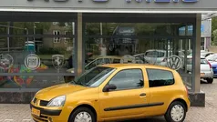 Geel, metallic lak Gebruikt 2003 Renault Clio II Expression Hatchback | € 1.995 (Eerlijke prijs)