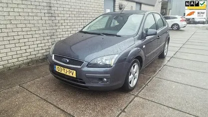 Grijs Gebruikt 2006 Ford Focus Futura Hatchback | € 2.950 (Eerlijke prijs)