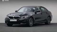 Zwart Gebruikt 2022 BMW 330e Executive Sedan | € 36.880 (Eerlijke prijs)