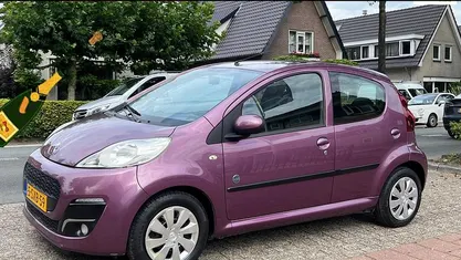 Paars, metallic lak Gebruikt 2013 Peugeot 107 Envy Hatchback | € 5.280 (Eerlijke prijs)