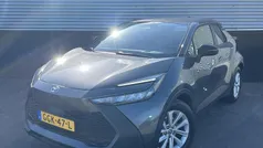Ash grey metallic (grijs metallic) Gebruikt 2024 Toyota C-HR Active SUV | € 30.699 (Super prijs)