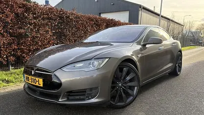 Grijs Gebruikt 2015 Tesla Model S Hatchback | € 17.750 (Eerlijke prijs)