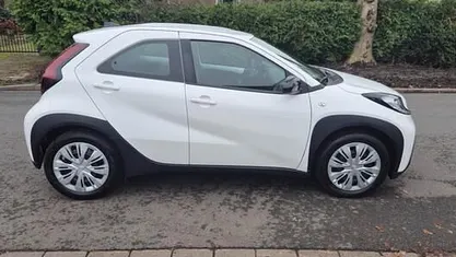 Gebruikt 2024 Toyota Aygo Play Hatchback | € 18.450 (Eerlijke prijs)