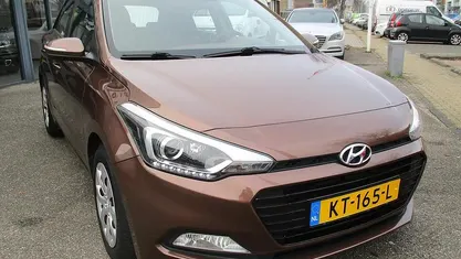 Bruin Occasion 2017 Hyundai i20 Comfort Hatchback | € 11.395 (Eerlijke prijs)