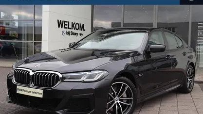 Grijs Gebruikt 2023 BMW 530e Comfort Edition Sedan | € 44.950 (Eerlijke prijs)