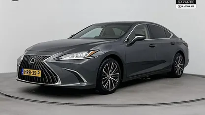 Grijs Gebruikt 2023 Lexus ES300H Business Edition Sedan | € 44.950 (Eerlijke prijs)