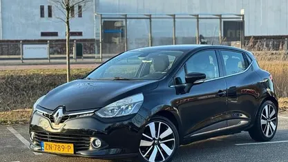 Zwart (metallic) Occasion 2015 Renault Clio IV Dynamique Hatchback | € 7.250 (Eerlijke prijs)