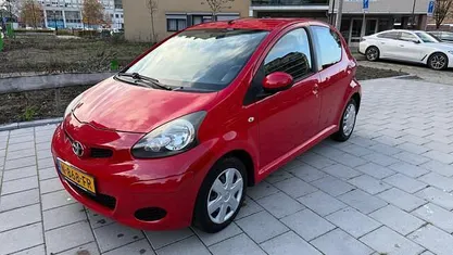 Occasion Toyota Aygo 68 PK (50 kW) 2009 Rood (metallic) Hatchback