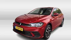 Rood, metallic lak Gebruikt 2023 VW Polo Life Hatchback | € 19.750 (Eerlijke prijs)