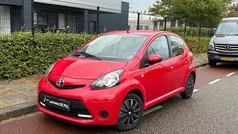 Rood Gebruikt 2015 Toyota Aygo Hatchback | € 5.250 (Super prijs)