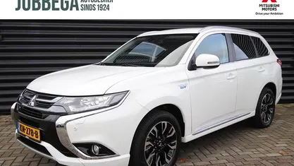Wit Occasion 2015 Mitsubishi Outlander P-HEV Edition SUV | € 17.695 (Eerlijke prijs)