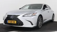Sonic platinum metallic (grijs metallic) Gebruikt 2022 Lexus ES300H Executive Line Sedan | € 42.950 (Eerlijke prijs)