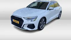 Wit, metallic lak Gebruikt 2021 Audi A3 Sportback S-Line Hatchback | € 28.950 (Eerlijke prijs)
