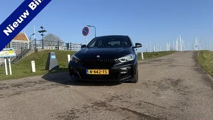 Zwart Occasion 2022 BMW 118 Hatchback | € 24.450 (Eerlijke prijs)