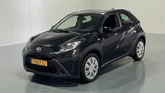 Zwart Gebruikt 2023 Toyota Aygo Play Hatchback | € 15.950 (Eerlijke prijs)
