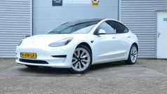 Wit (parellak) Gebruikt 2022 Tesla Model 3 Standard Range Sedan | € 27.499 (Eerlijke prijs)