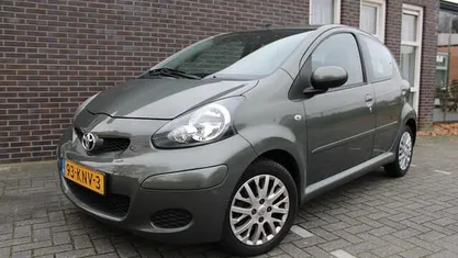 Groen (metallic) Gebruikt 2010 Toyota Aygo Hatchback | € 3.750 (Eerlijke prijs)