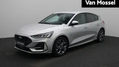 Grijs Gebruikt 2023 Ford Focus ST-Line Hatchback | € 24.945 (Eerlijke prijs)