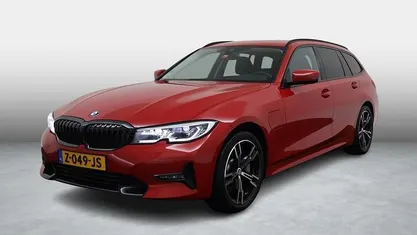 Rood (metallic) Gebruikt 2021 BMW 330e Stationwagen | € 27.899 (Goede deal)