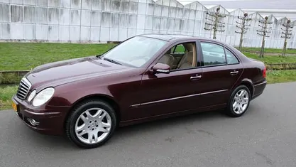 Rood (metallic) Gebruikt 2006 Mercedes E320 Avantgarde Sedan | € 6.900 (Eerlijke prijs)