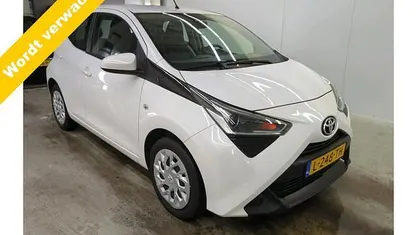 Wit Gebruikt 2021 Toyota Aygo X-play Hatchback | € 12.999 (Eerlijke prijs)