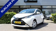 Wit Gebruikt 2015 Toyota Aygo X-play Hatchback | € 8.750 (Eerlijke prijs)