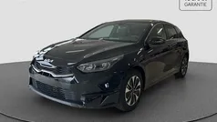 Aurora black pearl (donker zwart metallic) Nieuw 2025 Kia Ceed Hatchback | € 29.190 (Eerlijke prijs)