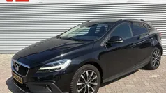 Zwart, metallic lak Gebruikt 2019 Volvo V40 CC Summum Stationwagen | € 15.448 (Super prijs)