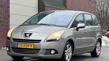 Grijs Occasion 2011 Peugeot 5008 MPV | € 3.950 (Eerlijke prijs)