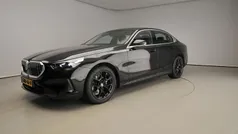 Saphirschwarz metallic (zwart metallic) Gebruikt 2024 BMW 520 Sedan | € 43.900 (Eerlijke prijs)