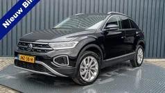 Zwart (metallic) Gebruikt 2025 VW T-Roc Edition SUV | € 33.945 (Eerlijke prijs)
