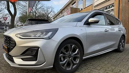 Grijs Gebruikt 2023 Ford Focus ST-Line Stationwagen | € 20.000 (Eerlijke prijs)