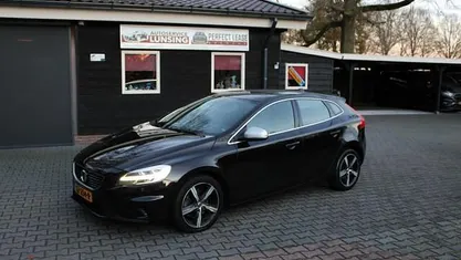 Zwart Gebruikt 2018 Volvo V40 R-Design Hatchback | € 13.899 (Eerlijke prijs)