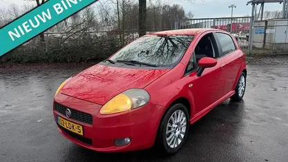 Occasion Fiat Grande Punto 77 PK (56 kW) 2010 Rood Hatchback