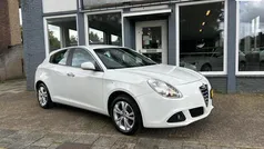 Wit Gebruikt 2013 Alfa Romeo Giulietta Distinctive Hatchback | € 10.599 (Eerlijke prijs)