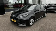 Zwart Gebruikt 2021 Toyota Yaris Hybrid Active Hatchback | € 16.950 (Goede deal)