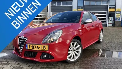 Rood Occasion 2011 Alfa Romeo Giulietta Distinctive Hatchback | € 7.999 (Eerlijke prijs)