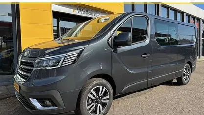 Grijs Occasion 2024 Renault Trafic Black Edition MPV | € 39.840 (Eerlijke prijs)