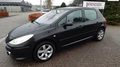 Zwart (metallic) Gebruikt 2008 Peugeot 307 Premium Hatchback | € 1.695 (Eerlijke prijs)
