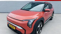 Oranje, metallic lak Gebruikt 2025 Kia EV3 4 SUV | € 43.555 (Eerlijke prijs)