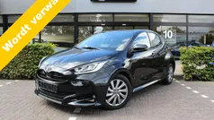 Zwart Gebruikt 2024 Toyota Yaris Hybrid Hatchback | € 24.950 (Eerlijke prijs)